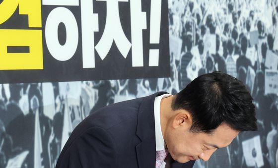 인사하는 장동혁 대표