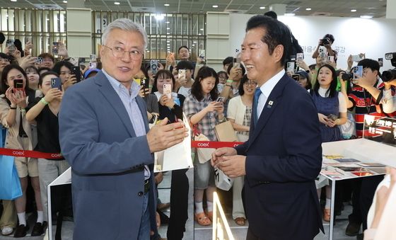 대화 나누는 정청래 전 대표와 문재인 전 대통령