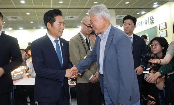 문재인 전 대통령과 인사 나누는 정청래