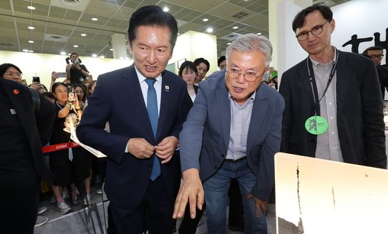 국제도서전에서 문재인 전 대통령 만난 정청래