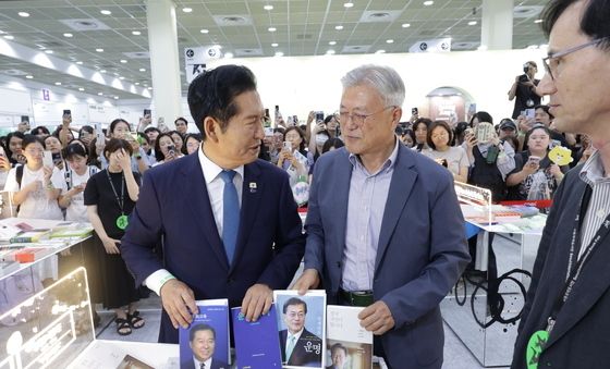 국제도서전에서 만난 문재인 전 대통령과 정청래 전 대표