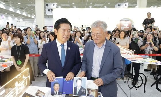 대화 나누는 문재인·정청래