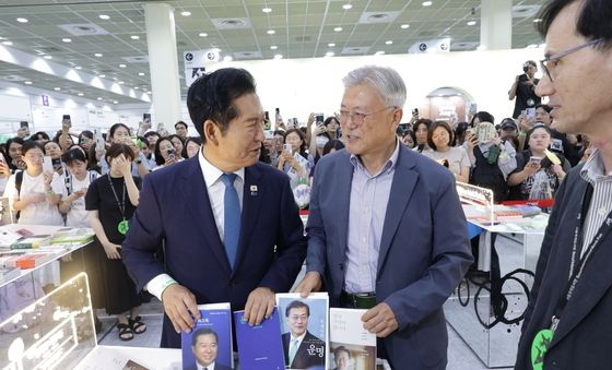국제도서전에서 만난 문재인·정청래