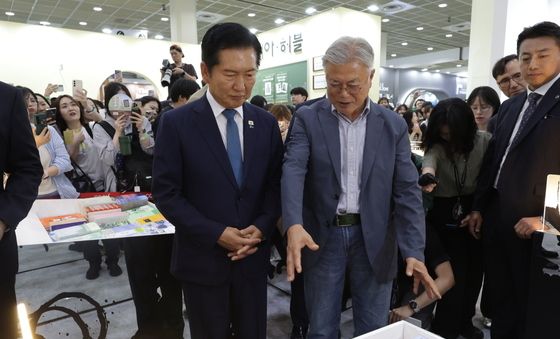 서울국제도서전서 만난 문재인·정청래