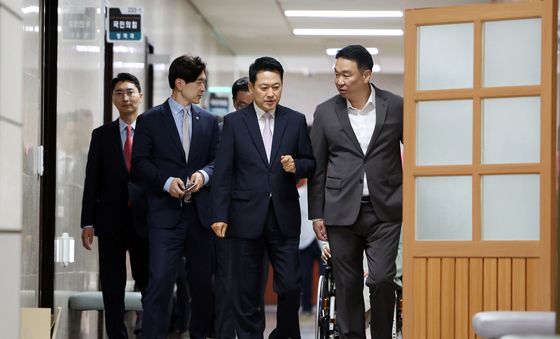 기자회견 위해 이동하는 장동혁 대표