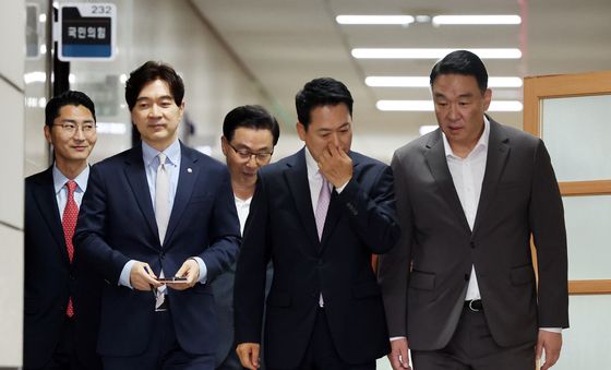 기자회견 위해 이동하는 장동혁 대표