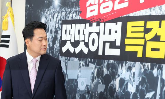 배경판 살펴보는 장동혁 대표…엿새 만에 국회 복귀