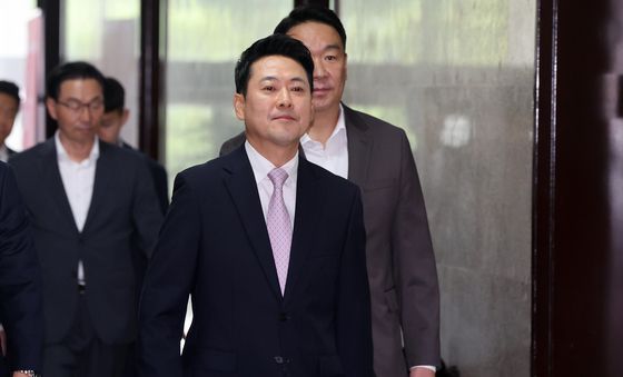 기자회견 마치고 당대표실로 향하는 장동혁 대표