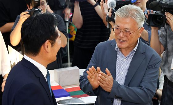 정청래 전 대표에게 박수 보내는 문재인 전 대통령