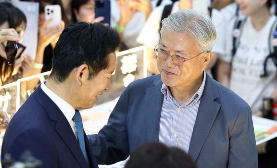 정청래 전 대표 격려하는 문재인 전 대통령