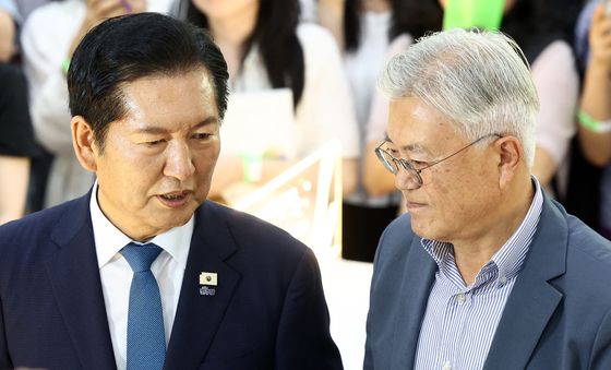 문재인 전 대통령과 대화 나누는 정청래 전 대표