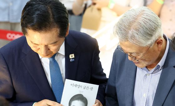 이재명 대통령 저서 들어 보이는 정청래 전 대표
