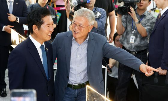 밝은 표정으로 대화 나누는 문재인·정청래
