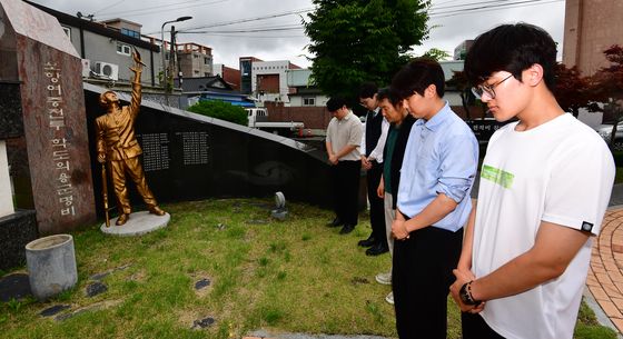포항 학도의용군 추모 찾은 시민들