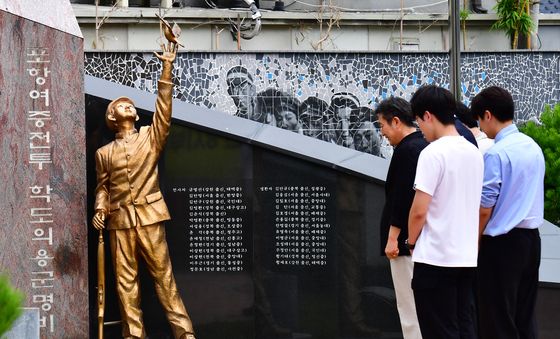 학도의용군 추모공원 찾은 시민들