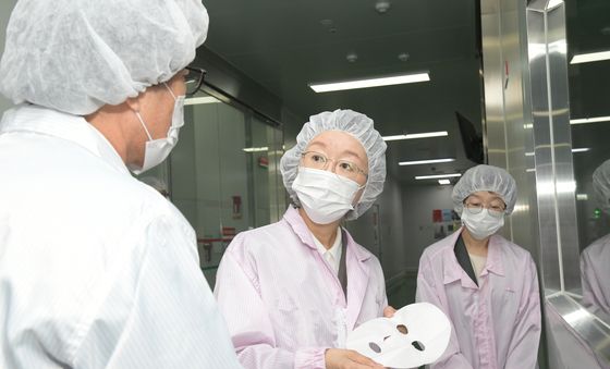 K-화장품 산업 현장 점검하는 오유경 차장