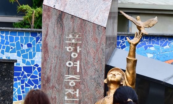 학도의용군 추모비에 묵념하는 시민들