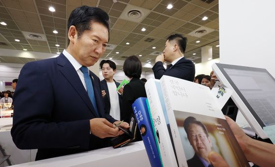 김대중·문재인·이재명 등 전·현직 대통령 저서 구매하는 정청래 대표