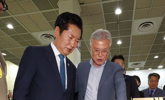 대화 나누는 문재인·정청래