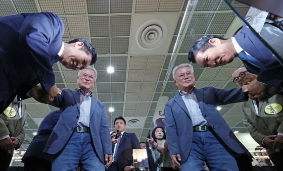 악수하는 문재인·정청래