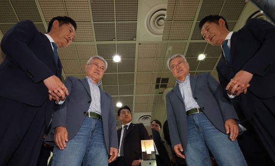 서울국제도서전 평산책방 부스 찾은 정청래 전 대표