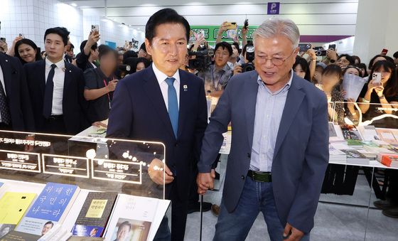 두손 잡은 문재인·정청래