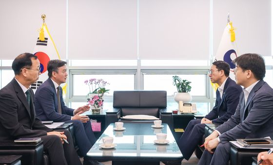 현대차그룹 투자에 따른 새만금 개발 진행 현황을 점검하는 이종욱 관세청장