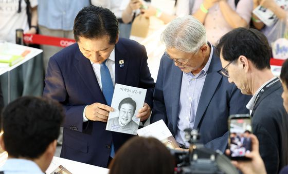 이재명 대통령 책 들어 보이는 정청래 전 대표