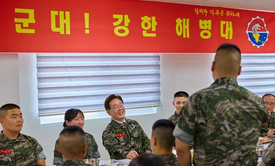 장병 발언에 미소 짓는 이재명 대통령