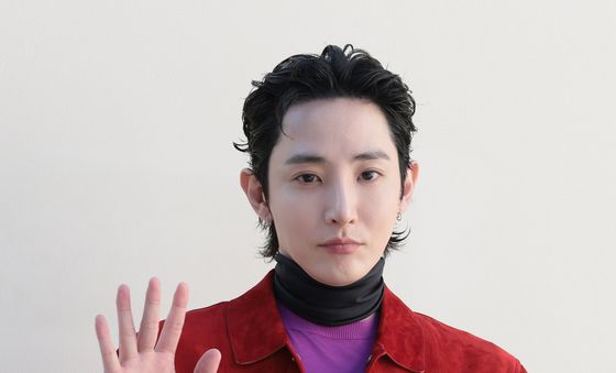 이수혁, 빛나는 손 인사