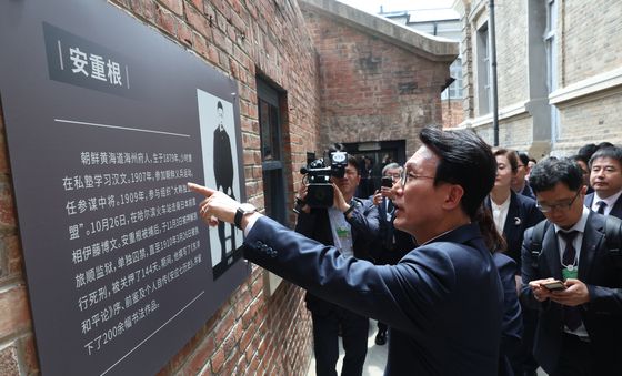 안중근 의사 바라보는 김민석 총리