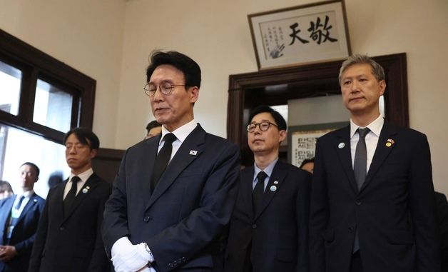 안중근 의사 참배하는 김민석 국무총리