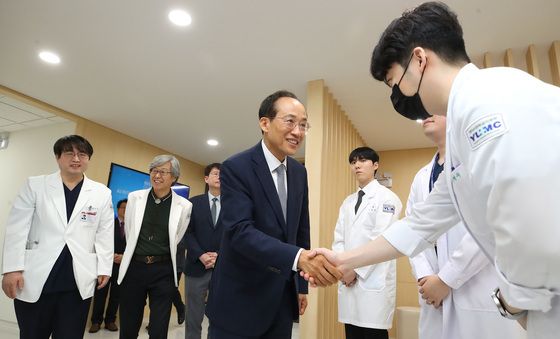 의대생·전공의 격려하는 추경호 당선인