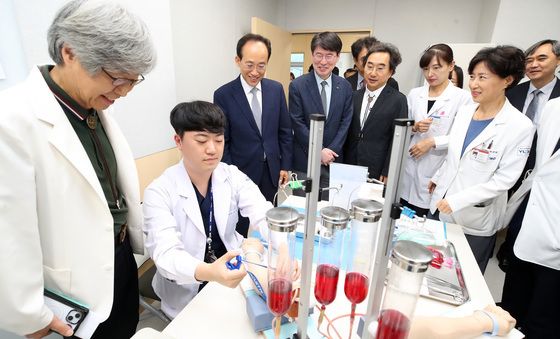 영남대병원 의대 임상수기센터 찾은 추경호 당선인