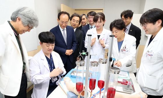 추경호 당선인, 영남대병원 의과대학 임상수기센터 방문