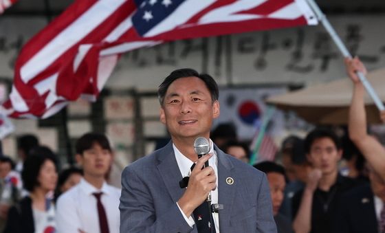 개표소 봉쇄 시위 현장 찾은 모스 탄