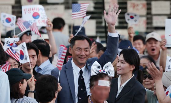 개표소 봉쇄 시위 현장 찾은 모스 탄