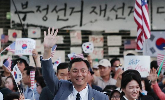 잠실 개표소 봉쇄 시위 현장 찾은 모스 탄