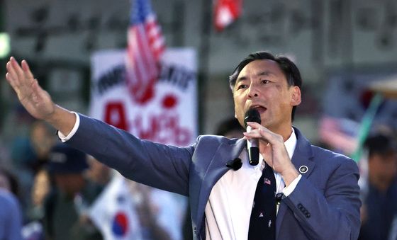 개표소 봉쇄시위 현장 찾아 발언하는 모스 탄
