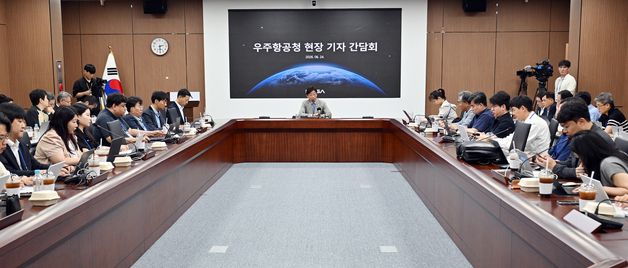 기자들 질문에 답하는 우주항공청장