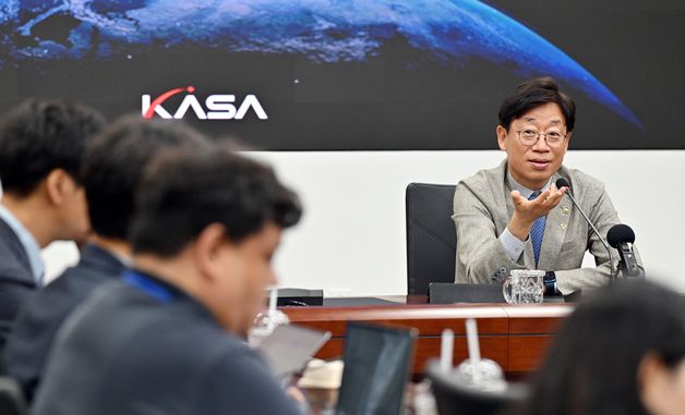 기자간담회 하는 오태석 우주항공청장