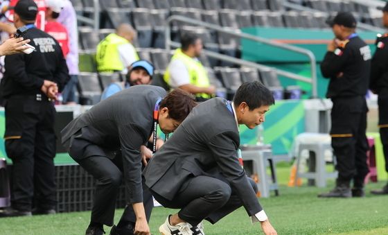 멕시코 잔디 체크하는 이영표·전현무