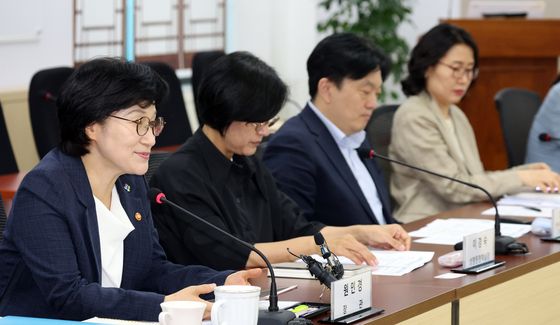 모두 발언하는 원민경 장관