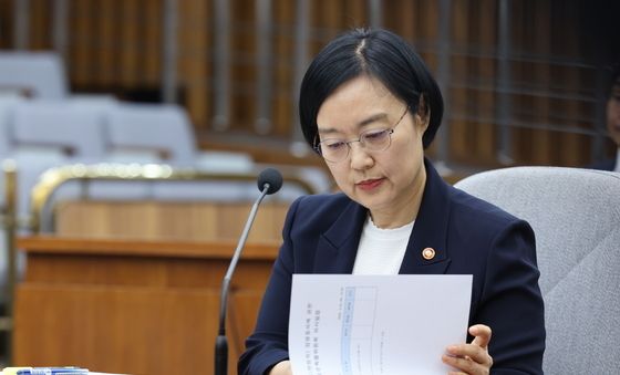 자료 살펴보는 한성숙 후보자