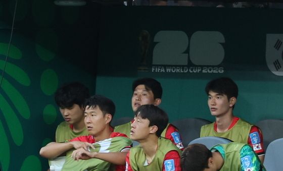 '남아공전' 벤치서 경기 시작하는 손흥민