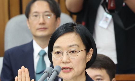 선서하는 한성숙 후보자