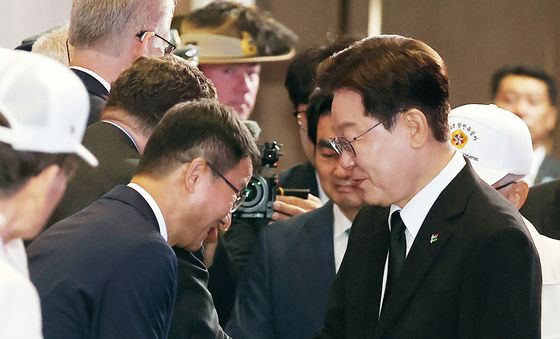 한병도 대표 대행과 인사하는 이재명 대통령