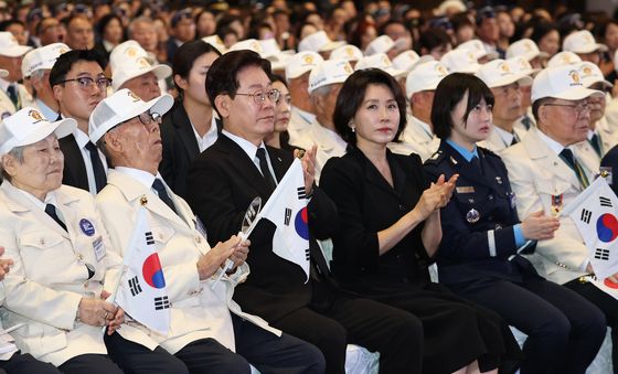 이재명 대통령, 참전국 국기 입장 박수