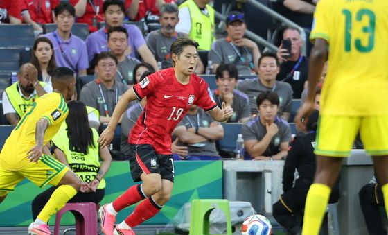 남아공 압박 피하는 이강인