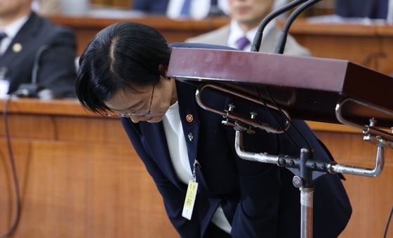 고개숙여 인사하는 한성숙 후보자